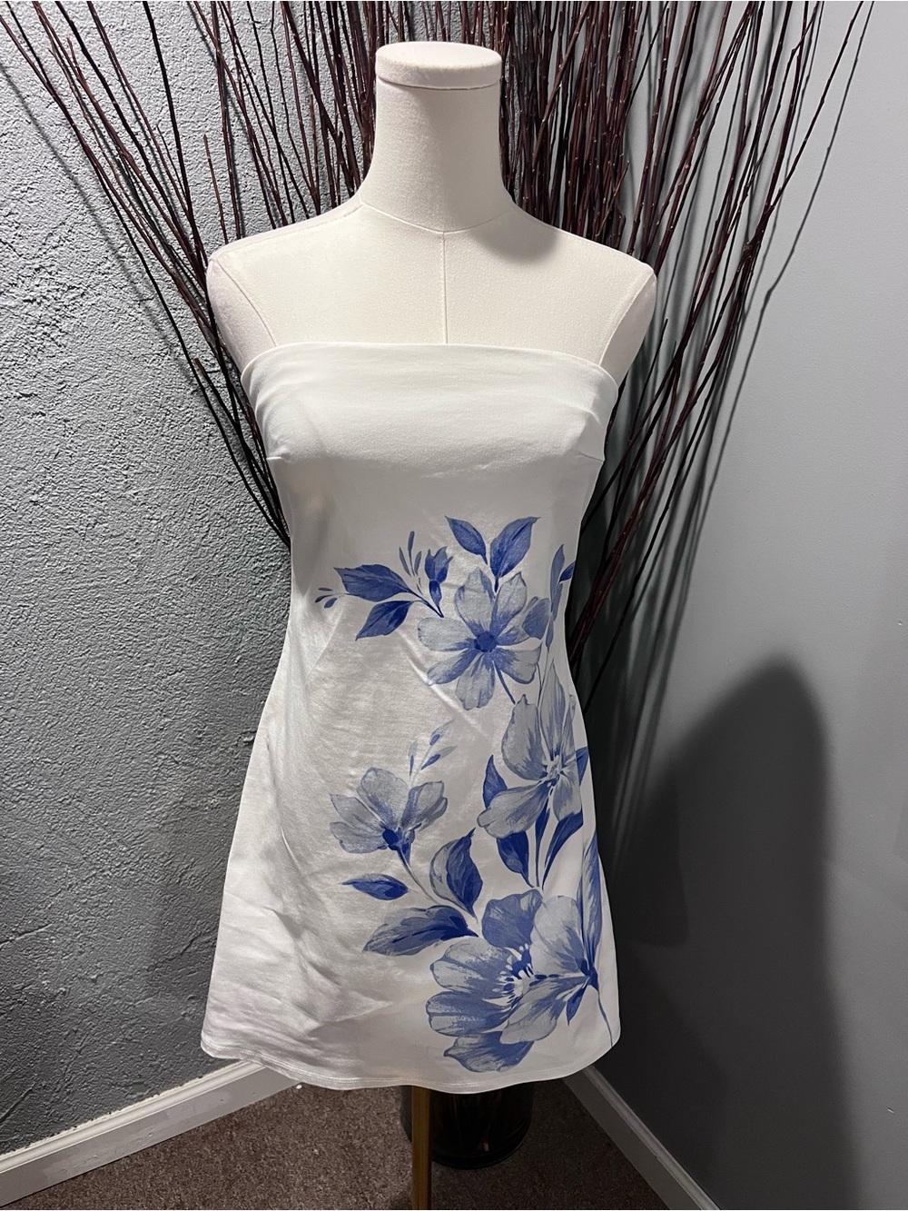 🌸TRIXXI BLUE AND WHITE FLORAL STRAPLESS MINI DRESS SIZE MEDIUM🌸
